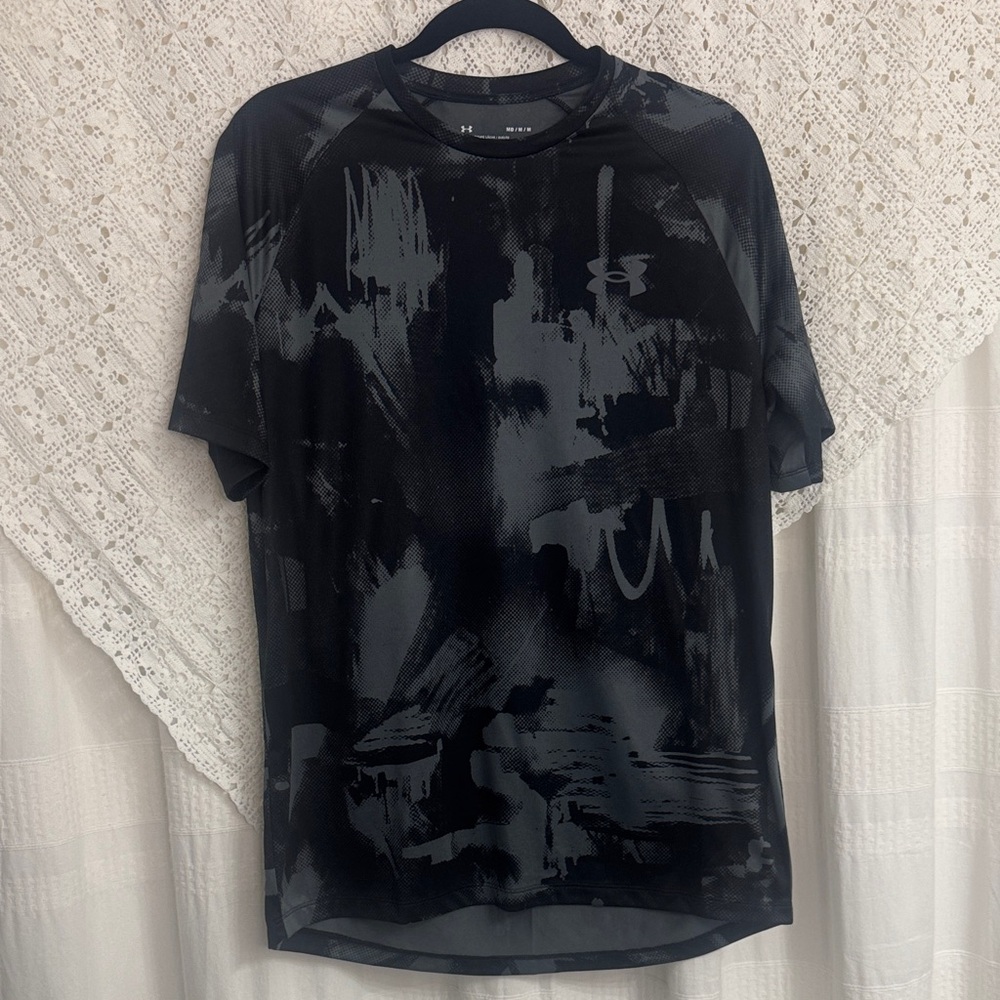 Under Armour Men's Black and Gray Graphic Tee